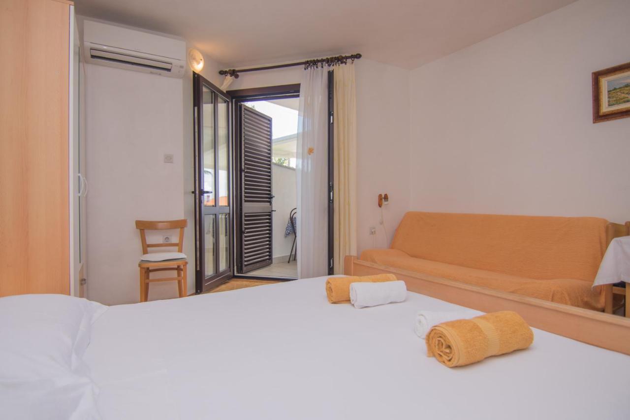 Apartmani Dekanic Krk Krk Town Exterior foto